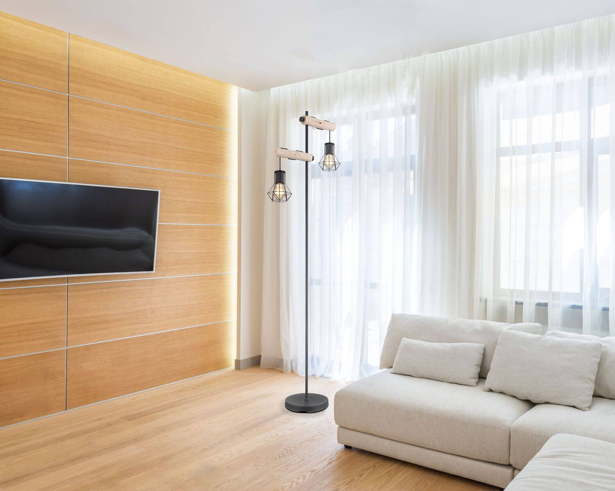 Mise en ambiance dans un salon clair, canapé beige et rideaux blancs