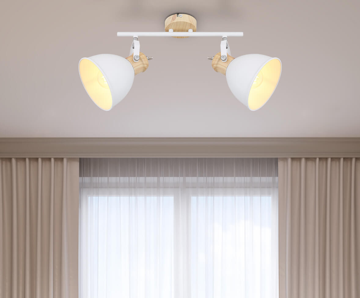 Mise en ambiance du luminaire fixé au plafond devant une fenêtre et des rideaux beiges