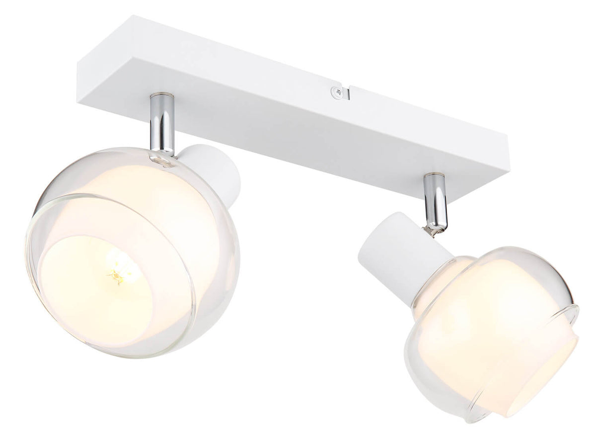 Vue rapprochée du luminaire double, montrant les deux diffuseurs sphériques et la platine blanche.