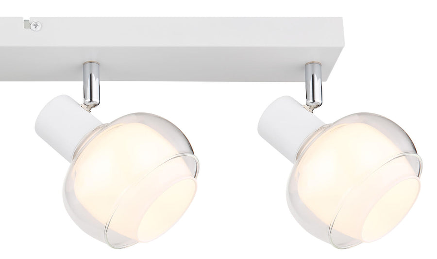 Détail de deux spots : verre transparent bombé, diffuseur blanc et rotule chromée réglable sur la barre.