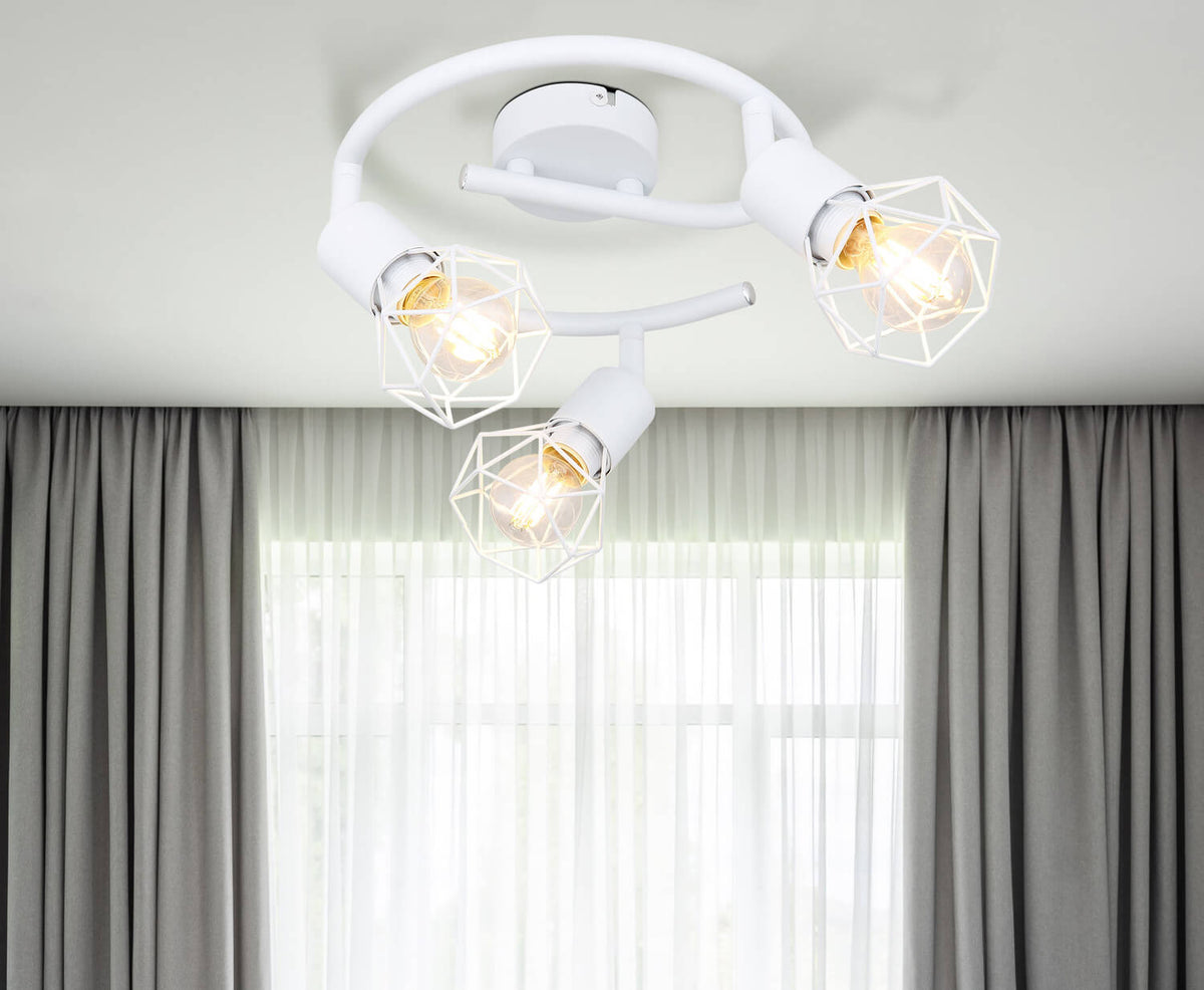 Mise en ambiance au plafond devant rideaux gris, luminaire blanc allumé
