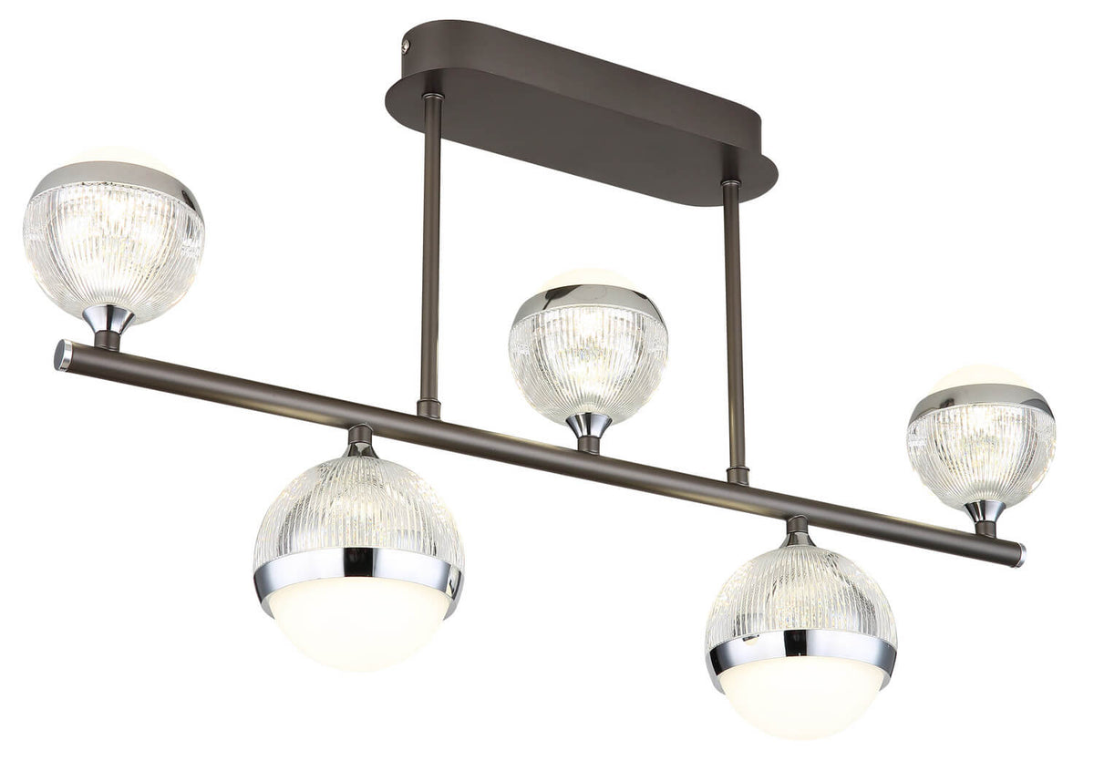 Détail des globes en verre cannelé avec cerclage chromé et diffuseur blanc.