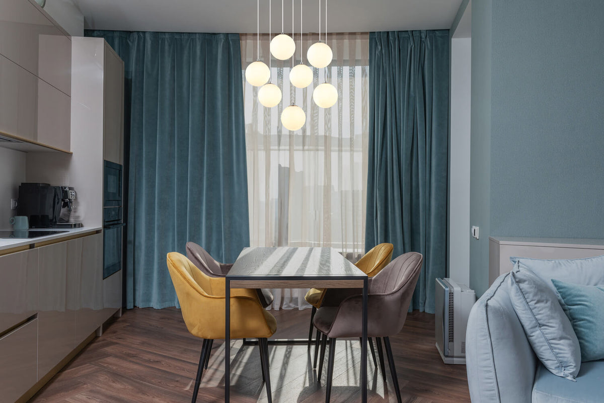Mise en ambiance au-dessus d'une table à manger, intérieur bleu-vert