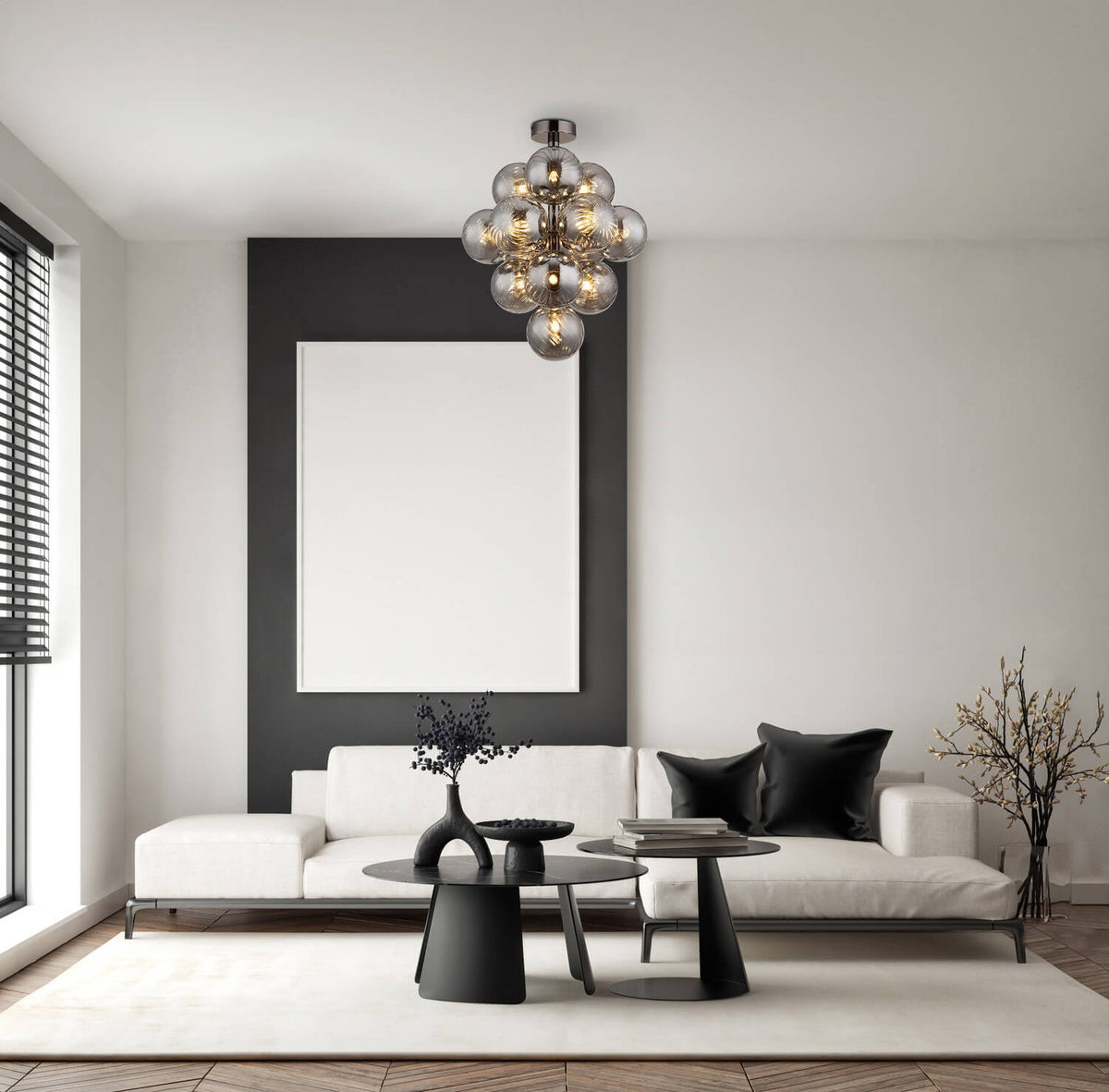 Mise en ambiance dans un salon contemporain clair avec canapé blanc et tables noires