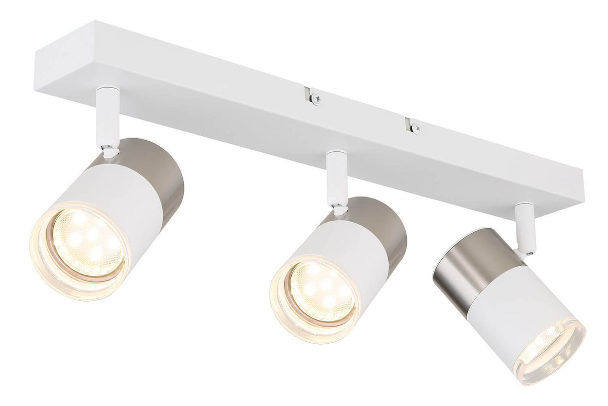 Vue rapprochée des trois spots blanc et argent, têtes cylindriques orientables, éclairage allumé.