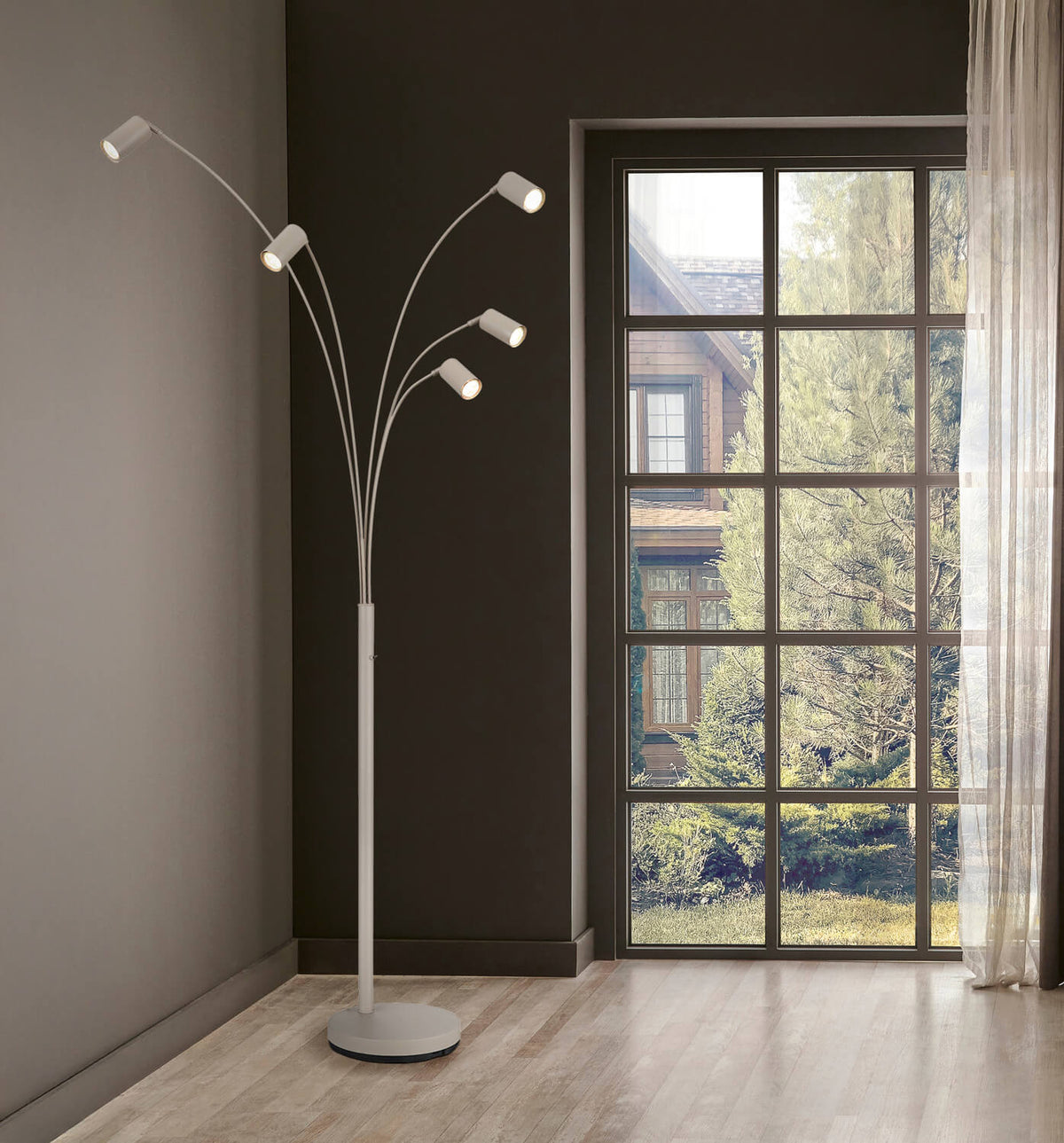 Mise en ambiance du lampadaire devant une grande fenêtre dans un salon contemporain