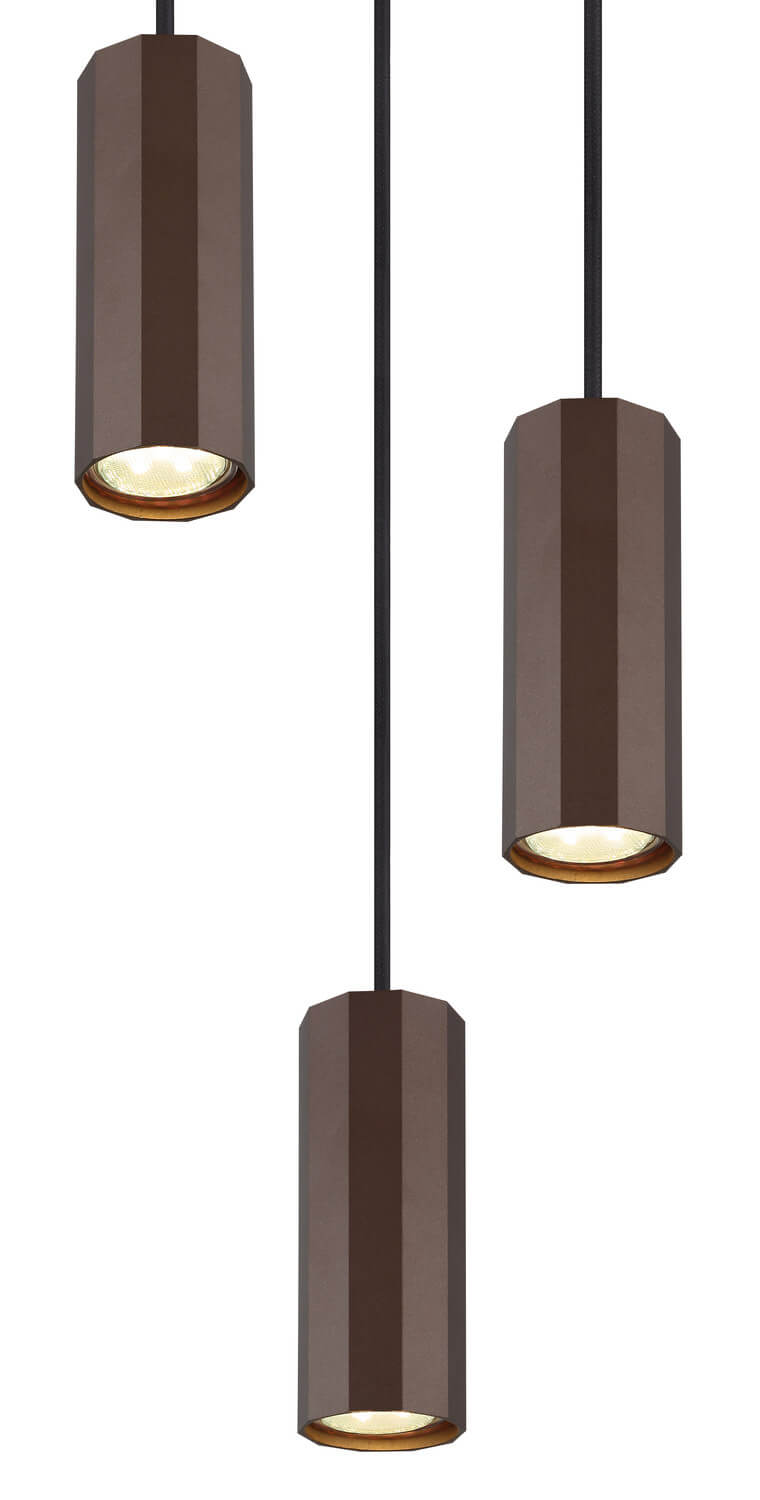 Vue rapprochée des trois cylindres marron suspendus sur fond blanc neutre.