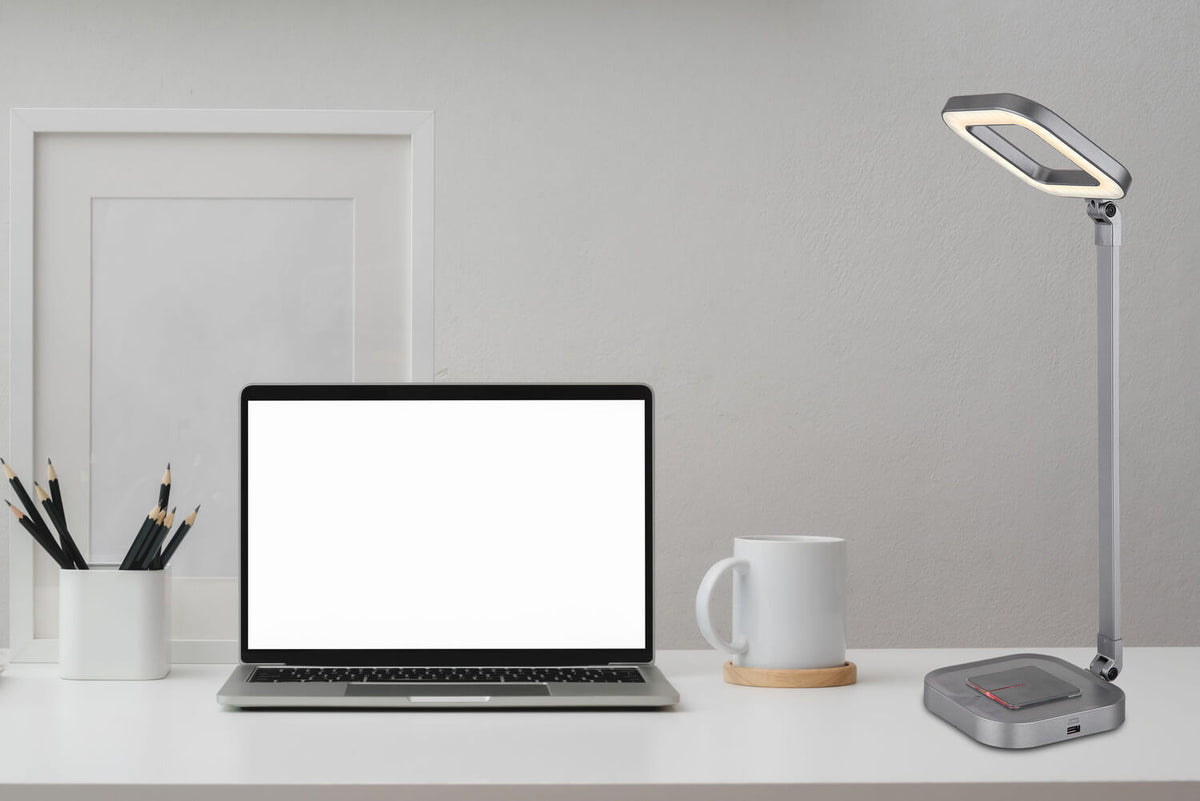 Mise en ambiance sur un bureau avec ordinateur portable, mug et crayons