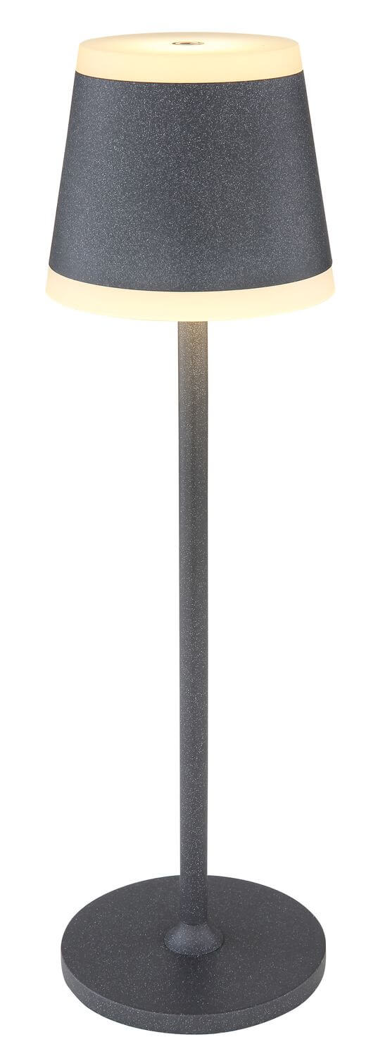 Plan serré du luminaire entier montrant le pied circulaire, la tige fine et l'abat-jour.