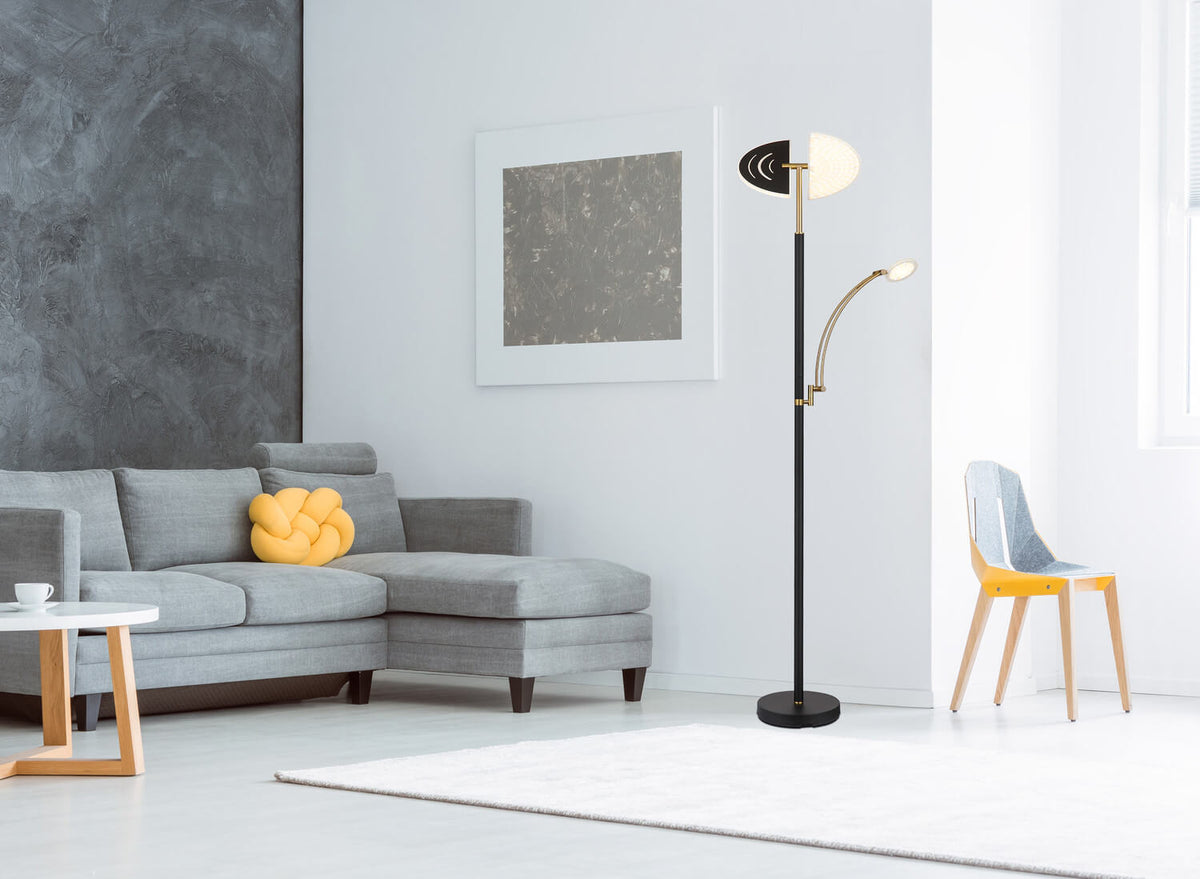 Mise en ambiance dans un salon gris avec canapé, coussin jaune et fauteuil coloré
