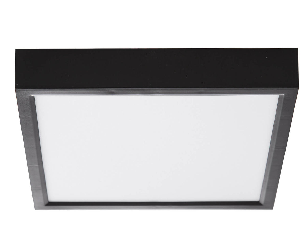 Vue de face du plafonnier carré noir au large diffuseur blanc