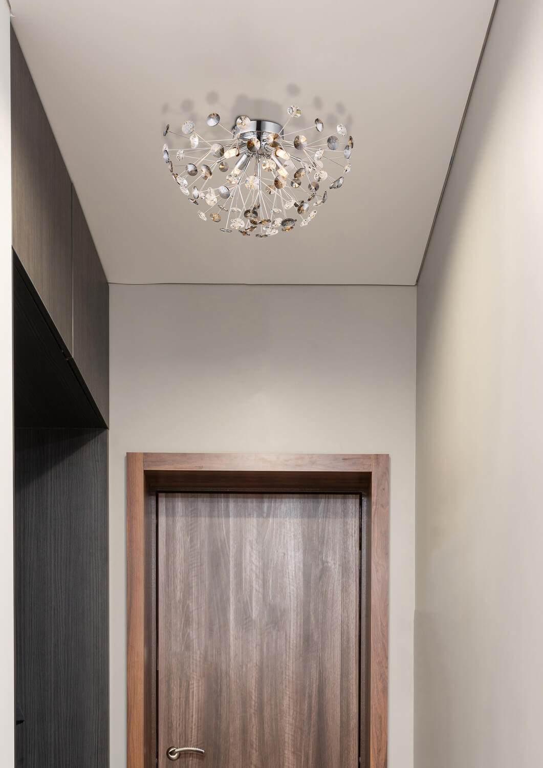 Mise en ambiance du luminaire fixé au plafond dans un couloir devant une porte