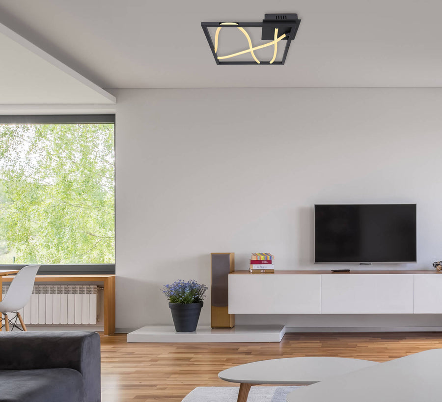 Mise en scène du plafonnier allumé dans un salon moderne, près d'une grande fenêtre.