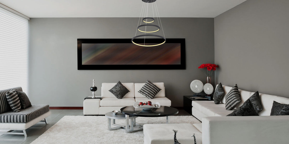 Mise en ambiance dans un salon contemporain, suspension au-dessus d'une table basse