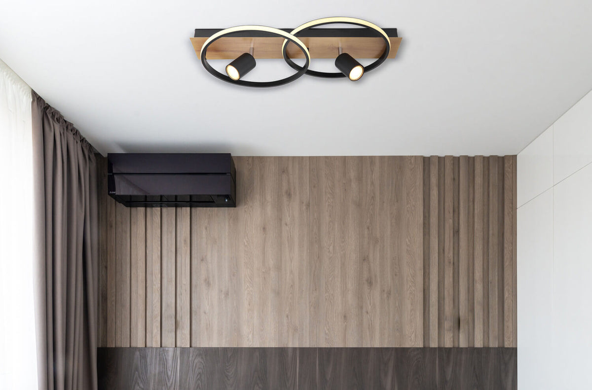 Mise en ambiance au plafond dans un salon avec mur en lattes de bois