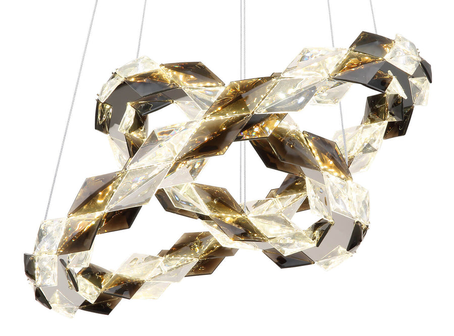 Gros plan sur les facettes de cristal et les points lumineux intérieurs