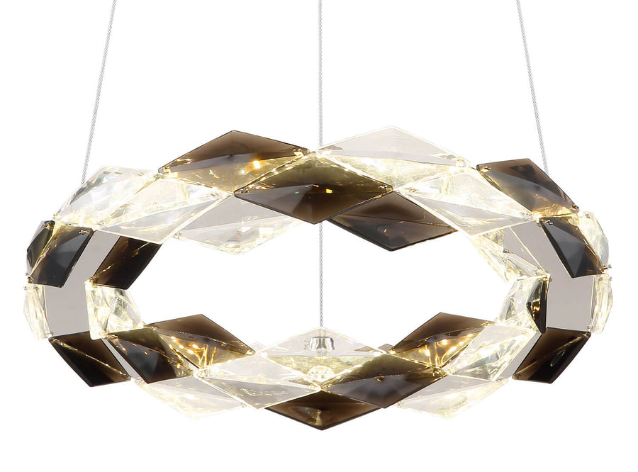 Gros plan sur les facettes de cristal éclairées et les modules lumineux intégrés