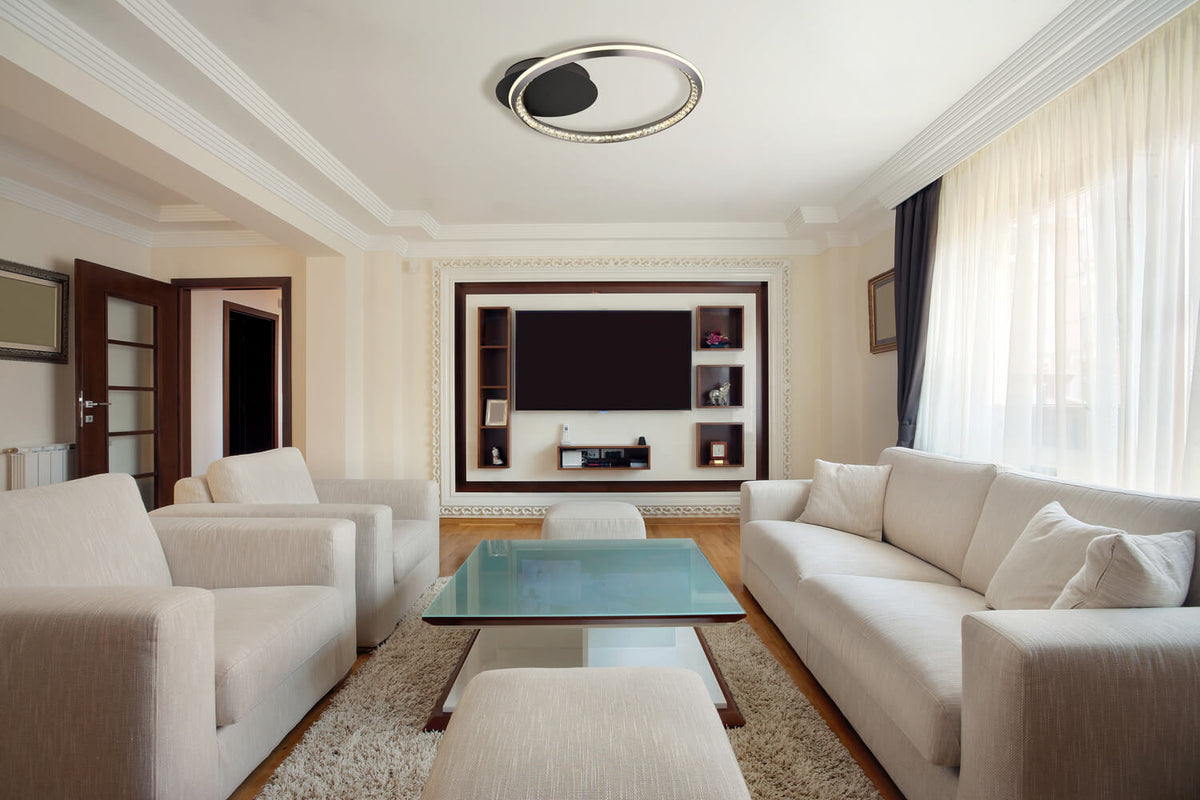 Mise en ambiance dans un salon, plafonnier installé au plafond au-dessus de la table.
