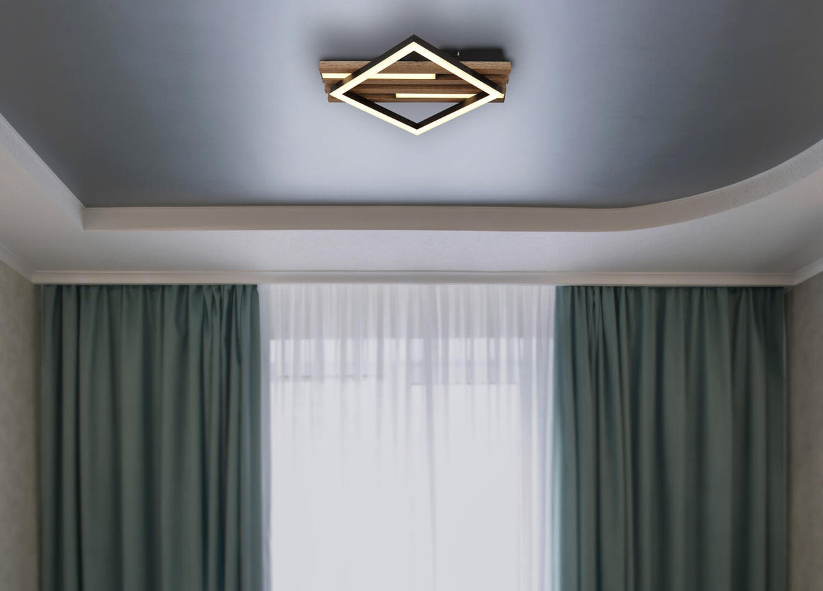 Mise en ambiance au plafond dans un salon avec rideaux verts et voilages