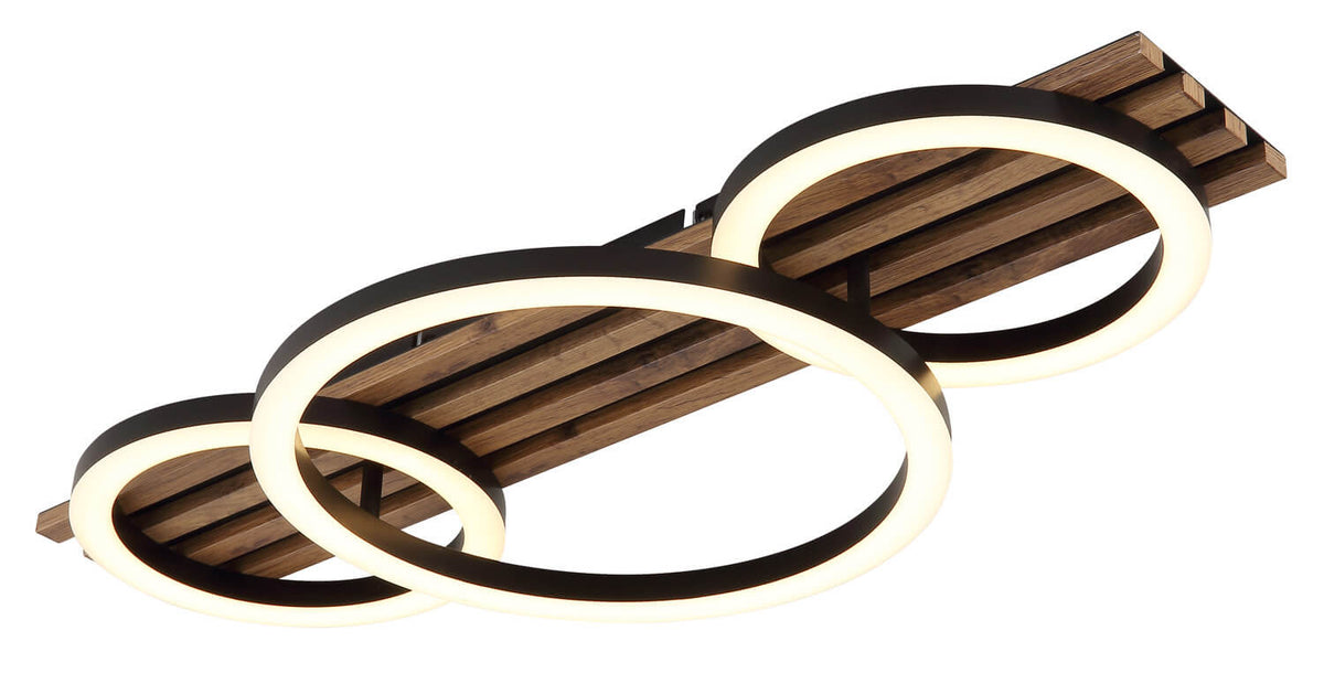 Gros plan sur les anneaux lumineux et la structure en bois du plafonnier.