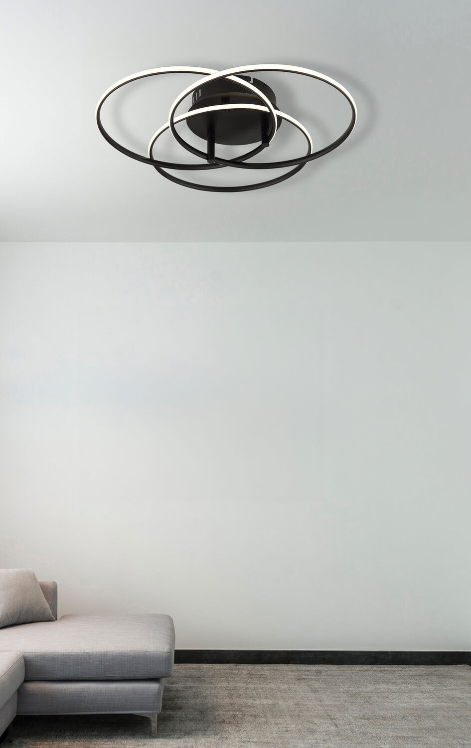 Mise en ambiance : plafonnier fixé au plafond blanc au-dessus d'un canapé gris clair