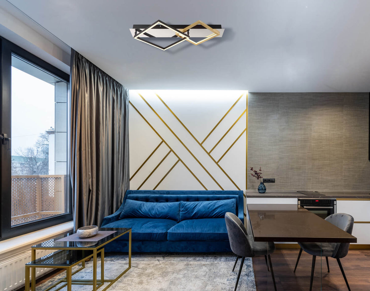 Mise en ambiance du plafonnier dans un salon bleu avec décor géométrique doré
