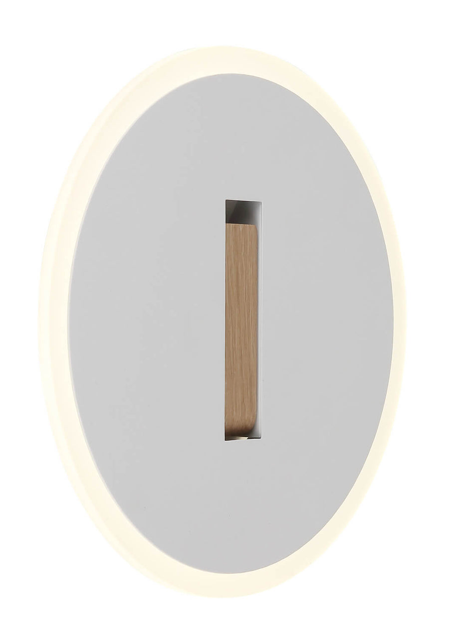 Vue rapprochée de l'applique ovale blanche et de son chevillon en bois clair