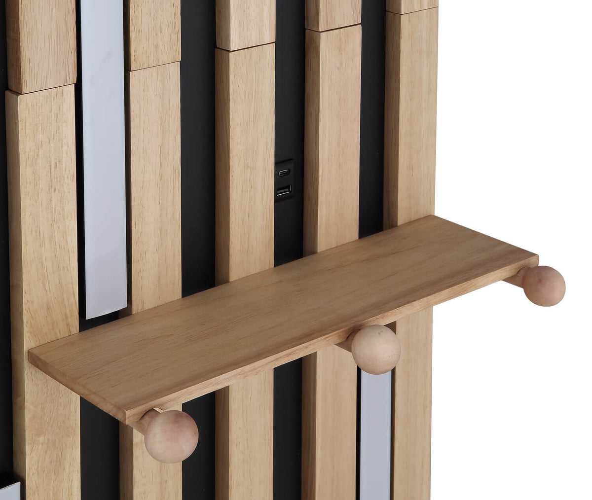 Détail du porte-manteau avec tablette en chêne et ports USB intégrés au fond noir