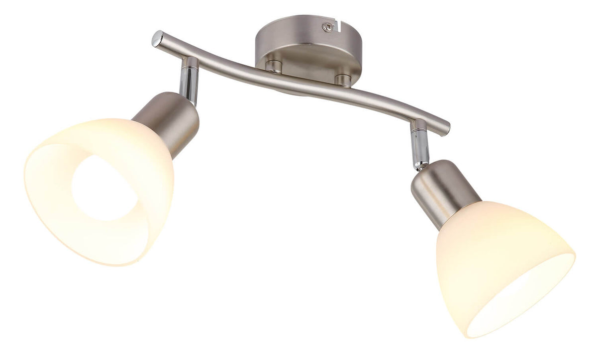 Gros plan du luminaire avec ses deux diffuseurs en verre et sa base centrale.