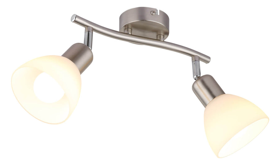 Gros plan du luminaire avec ses deux diffuseurs en verre et sa base centrale.