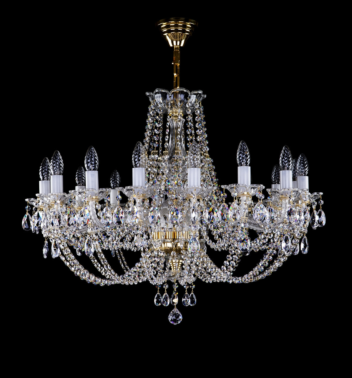 Lustre en cristal de face, bras dorés et pendeloques sur fond noir