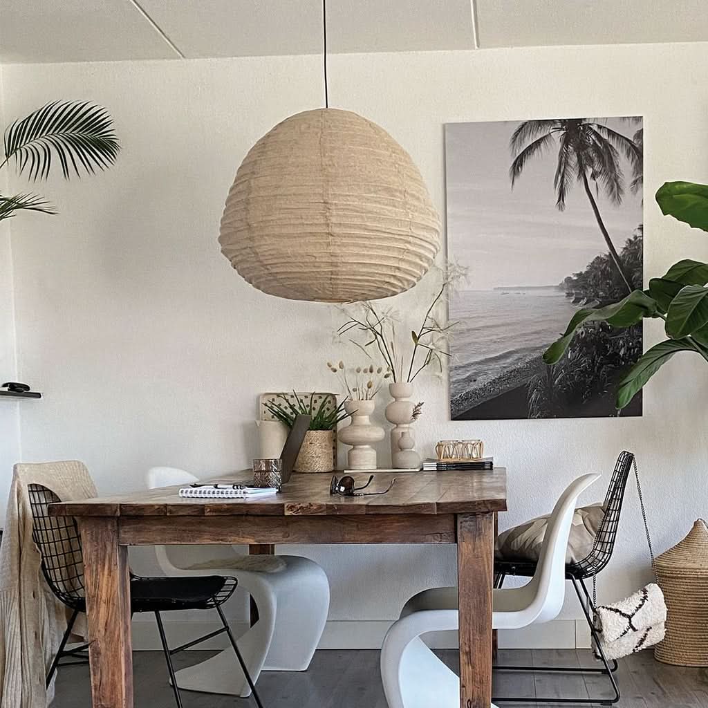 Mise en ambiance au-dessus d'une table à manger en bois, intérieur lumineux