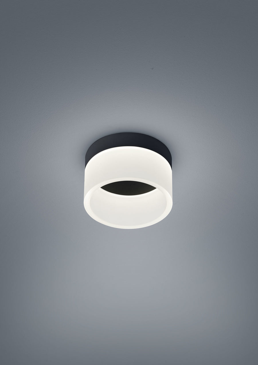 Vue rapprochée du plafonnier détaillant le diffuseur blanc et la base noire