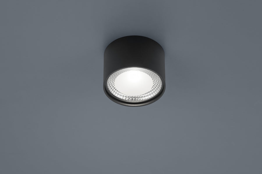 Vue rapprochée du bas du plafonnier noir montrant le diffuseur et la bague striée.