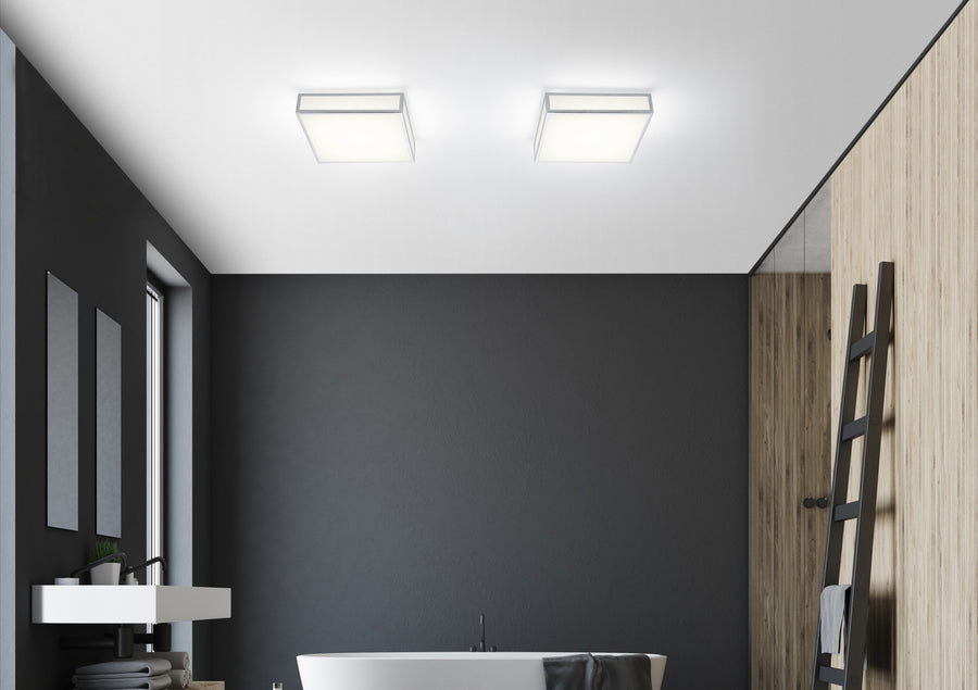 Mise en situation dans une salle de bain sombre avec deux plafonniers carrés au plafond.