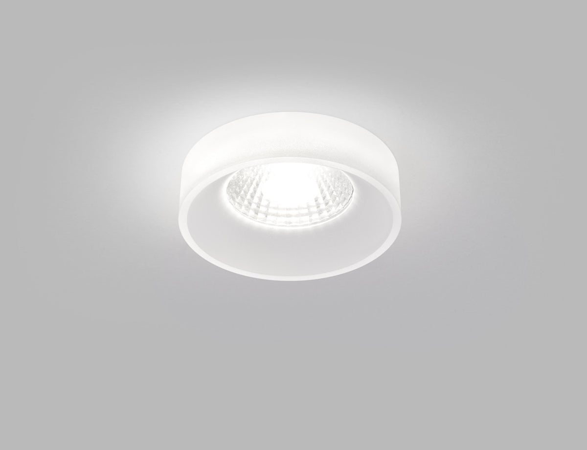 Produit seul allumé au plafond, anneau blanc et verre strié central