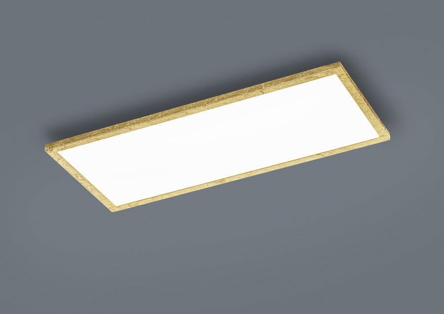 Autre angle du plafonnier doré rectangulaire, cadre fin et diffuseur blanc lumineux.