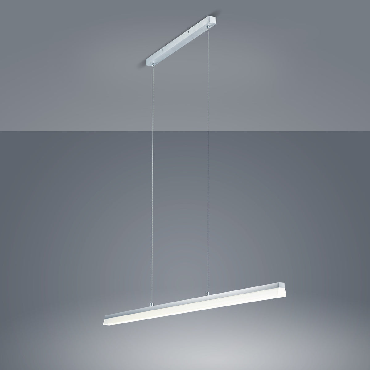Suspension linéaire blanche vue de face sur fond gris, câbles fins et diffuseur LED allumé