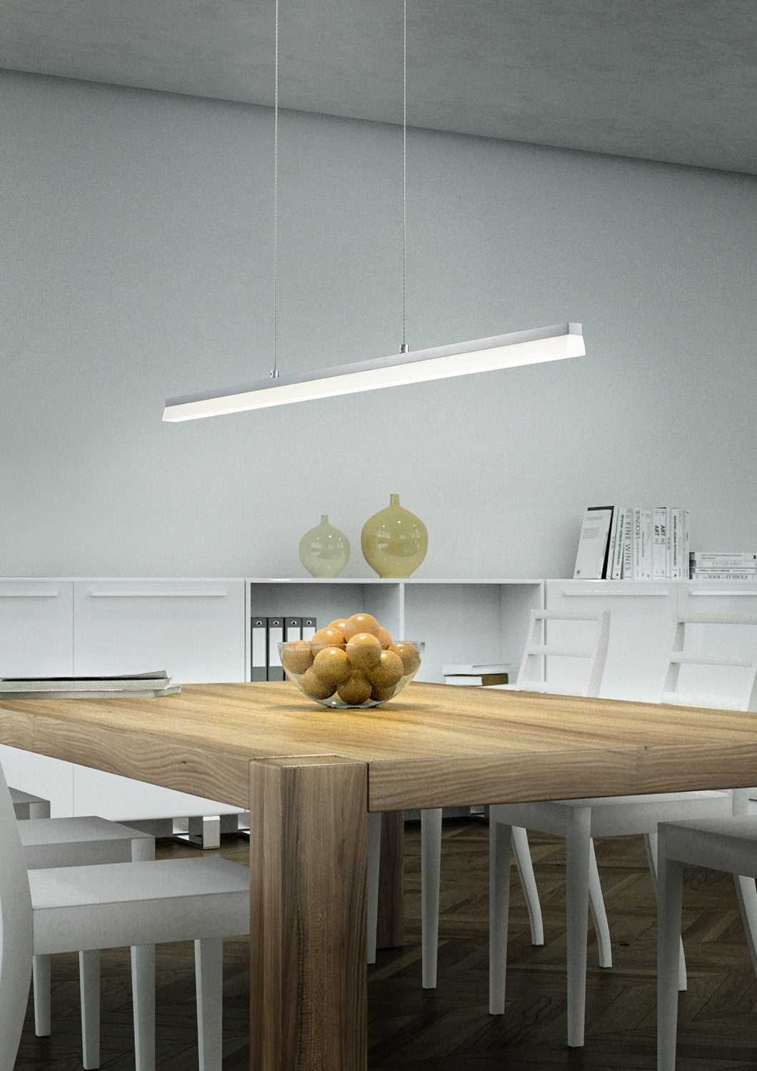 Mise en ambiance du luminaire suspendu au-dessus d'une table à manger en bois clair