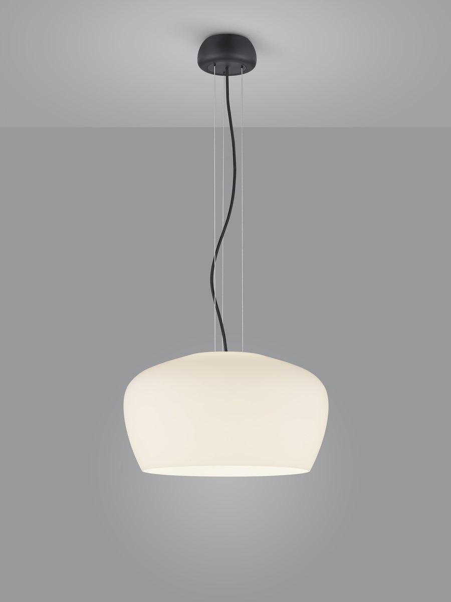Vue de face du luminaire suspendu, abat-jour blanc arrondi et suspension fine.