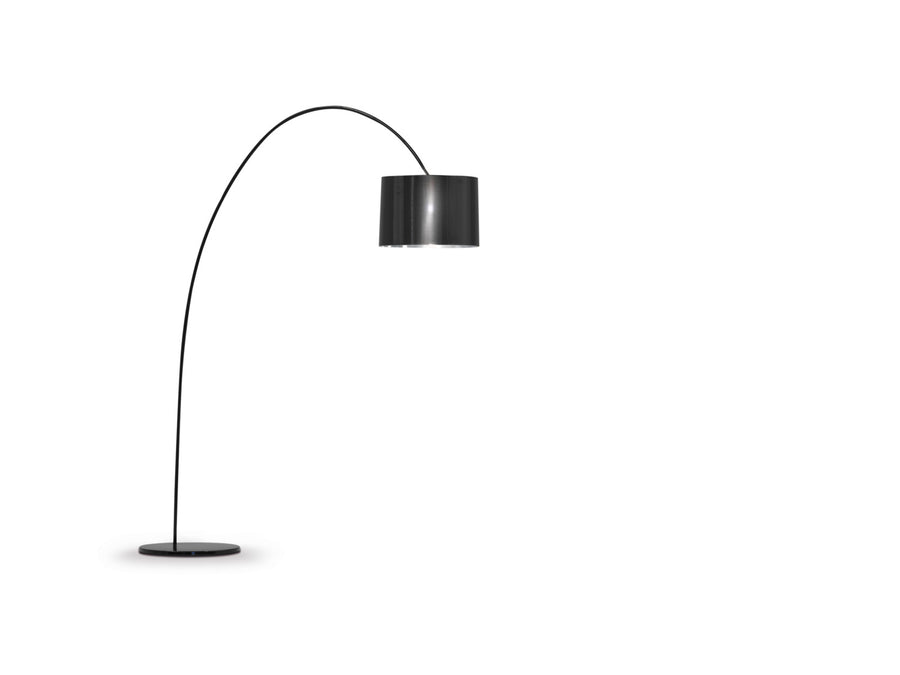Lampadaire noir sur fond blanc, long arc fin et abat-jour cylindrique