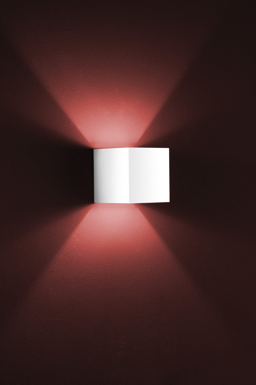 Vue rapprochée de l'applique blanche et de sa double diffusion lumineuse.