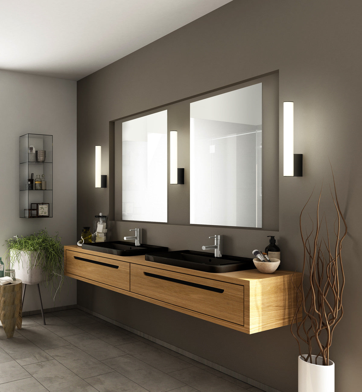 Mise en ambiance salle de bain : trois appliques verticales encadrant miroirs et vasques en bois clair