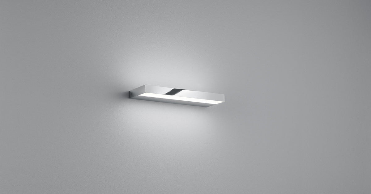 Vue élargie du bandeau lumineux fixé au mur, éclairage diffus vers le haut et le bas