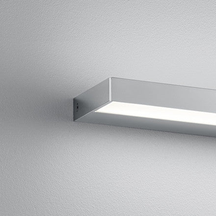 Détail de la finition chromée et du support de fixation au mur