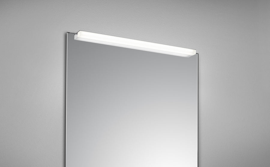 Vue rapprochée du bandeau lumineux chromé posé en haut du miroir
