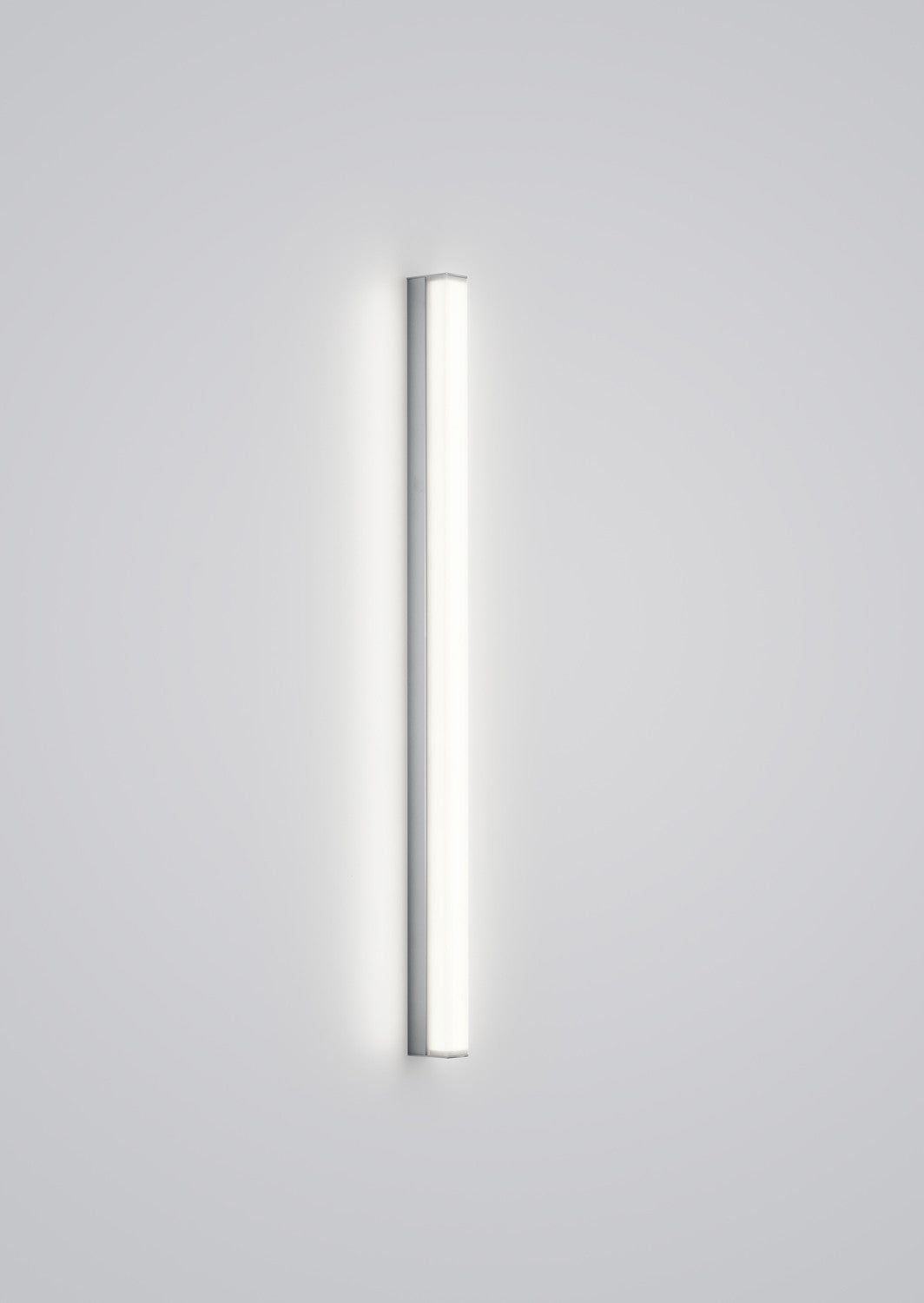 Vue de face d'un tube lumineux vertical blanc isolé sur fond gris clair.