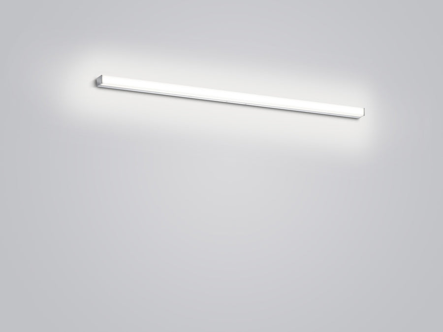 Produit seul présenté horizontalement sur un mur blanc, profil fin et longueur apparente