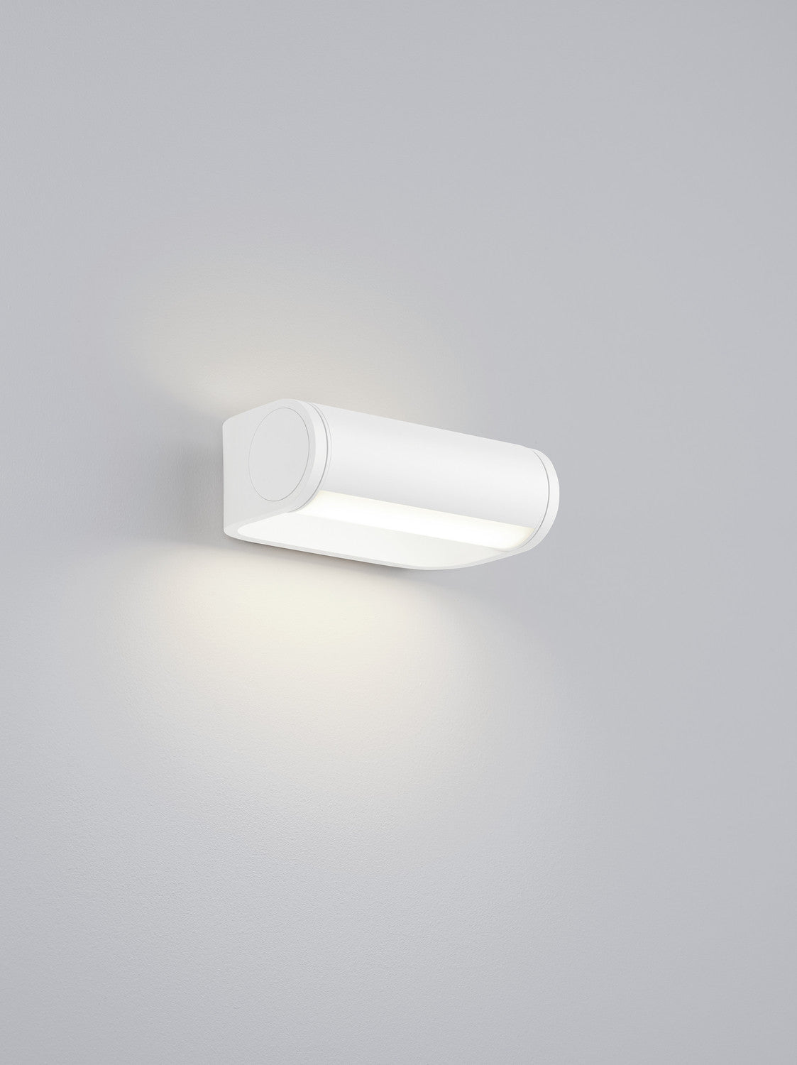 Vue en perspective du luminaire blanc fixé au mur, lumière chaude vers le bas