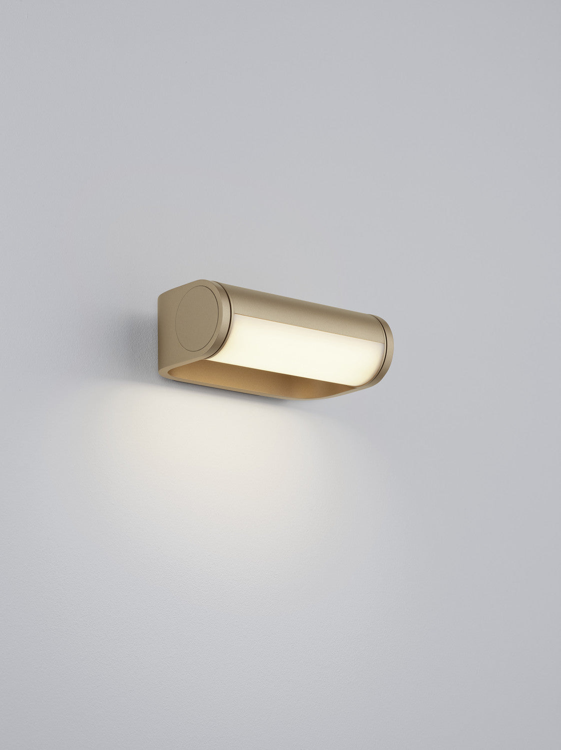 Gros plan sur le diffuseur lumineux et la finition satinée dorée de l'applique